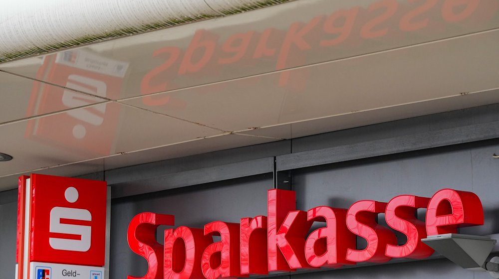Напис "Sparkasse", зроблений навпроти головного залізничного вокзалу над входом до нової будівлі / Фото: Soeren Stache/dpa
