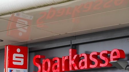 Напис "Sparkasse", зроблений навпроти головного залізничного вокзалу над входом до нової будівлі / Фото: Soeren Stache/dpa