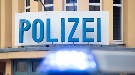 A police car is parked in front of a police station / Photo: Friso Gentsch/dpa/Symbolic image