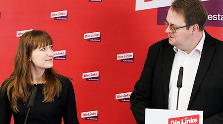 Heidi Reichinnek (Die Linke) und Sören Pellmann (Die Linke), die neuen Vorsitzenden der Linken-Gruppe im Bundestag geben eine Pressekonferenz. / Foto: Carsten Koall/dpa