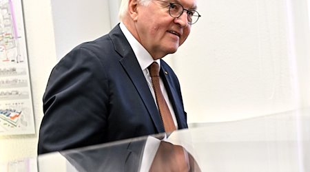 Федеральний президент Франк-Вальтер Штайнмаєр відвідав компанію Zeiss AG. / Фото: Martin Schutt/dpa