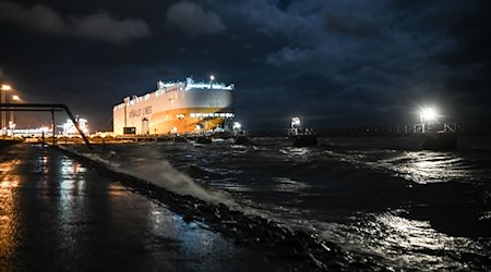 Der Autofrachter «Grande Texas» liegt bei starken Seegang und Wind am Außenanleger im Hafen von Emden. / Foto: Lars Penning/dpa