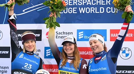La ganadora Julia Taubitz (centro), de Alemania, celebra en el podio junto a la subcampeona Elina Iva Viola (izquierda), de Letonia, y la tercera clasificada, Lisa Schulte, de Austria / Foto: Robert Michael/dpa