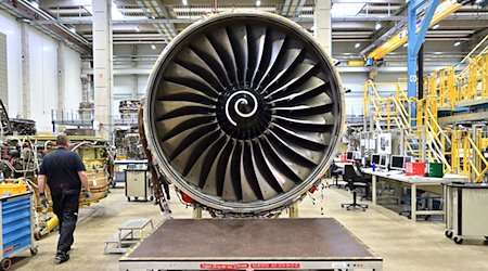 Ein Rolls-Royce Trent 700 Triebwerk für den Airbus A330 steht in einer Werkhalle der N3 Engine Overhaul Services GmbH. / Foto: Martin Schutt/dpa