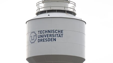 An einem Wasserturm am Mollier-Bau der TU Dresden steht der Schriftzug „Technische Universität Dresden“. / Foto: Robert Michael/dpa