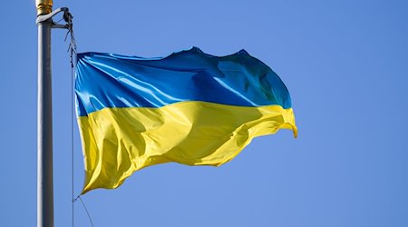 Eine Fahne der Ukraine. / Foto: Robert Michael/dpa/Symbolbild