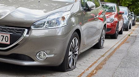 Ein Peugeot steht mit zwei platten Reifen und mit am Türgriff befestigtem Polizeiabsperrband auf dem Parkstreifen der Weg beim Jäger Straße in Gross Borstel. / Foto: Georg Wendt/dpa/Symbolbild