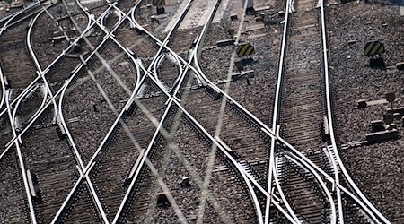 Gleise und Oberleitungen sind an einem Hauptbahnhof zu sehen. / Foto: Sven Hoppe/dpa/Archivbild
