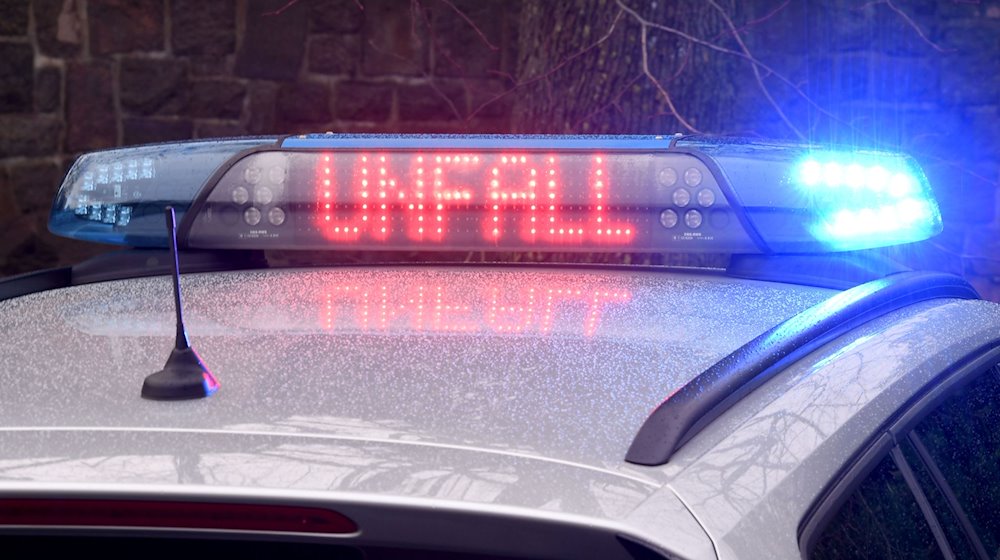 The neon sign "Accident" on the roof of a police car / Photo: Carsten Rehder/dpa/Symbolic image