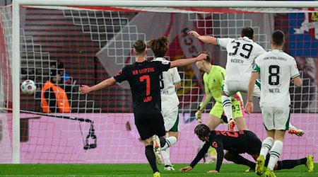 Xavi Simons (agachado en el suelo), del Leipzig, marca el gol del empate a uno / Foto: Robert Michael/dpa