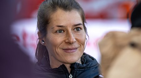Marie-Louise Eta, co-entrenadora de Berlín, sonríe / Foto: Andreas Gora/dpa