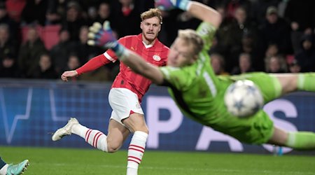 Yorbe Vertessen von PSV Eindhoven erzielt ein Tor. / Foto: Patrick Post/AP/dpa
