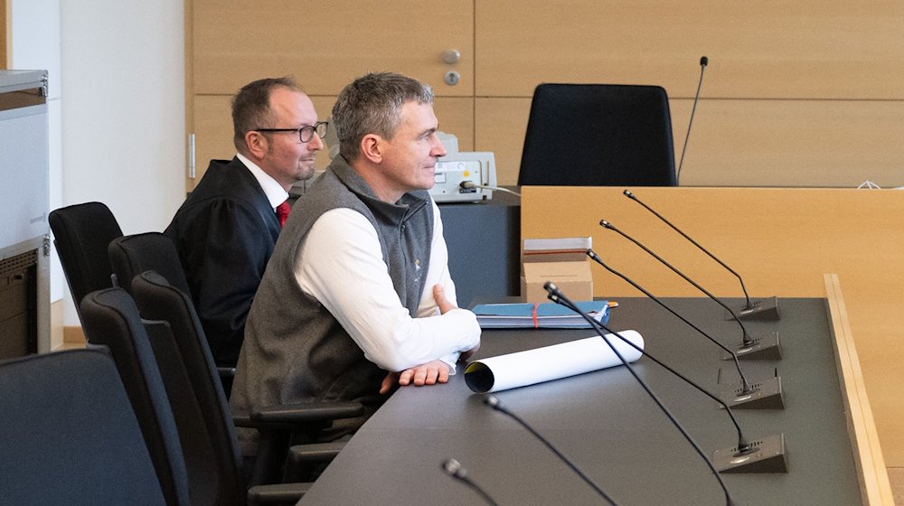 Der Imker Rico Heinzig (vorne) sitzt neben seinem Anwalt Markus Hoffmann im Gerichtssaal. / Foto: Sebastian Kahnert/dpa/Archivbild