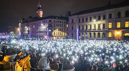 Zahlreiche Teilnehmer leuchten mit den Taschenlampen ihrer Handys während einer Demonstration vor dem Bundesverwaltungsgericht. / Foto: Jan Woitas/dpa