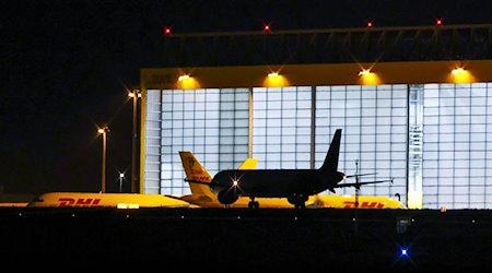 Ein Frachtflugzeug passiert das DHL -Hub auf dem Flughafen Leipzig-Halle. / Foto: Jan Woitas/dpa/Archivbild