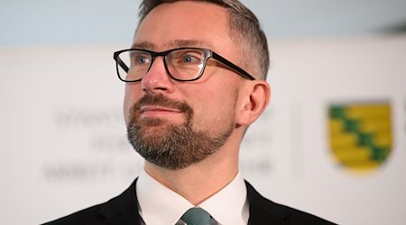 Martin Dulig (SPD), ministro de Economía de Sajonia, hace una declaración en el Ministerio de Economía / Foto: Robert Michael/dpa