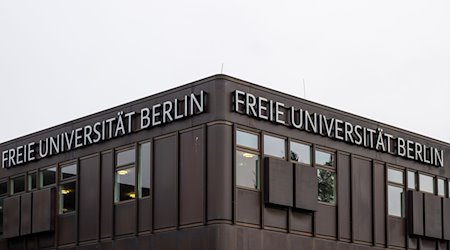 Der Schriftzug «Freie Universität Berlin» ist an der Fassade eines Uni-Gebäudes auf dem Campus der FU angebracht. / Foto: Monika Skolimowska/dpa