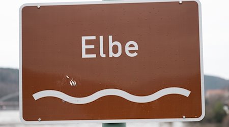 Ein Schild mit der Aufschrift „Elbe“, aufgenommen auf der Elbbrücke. / Foto: Sebastian Kahnert/dpa