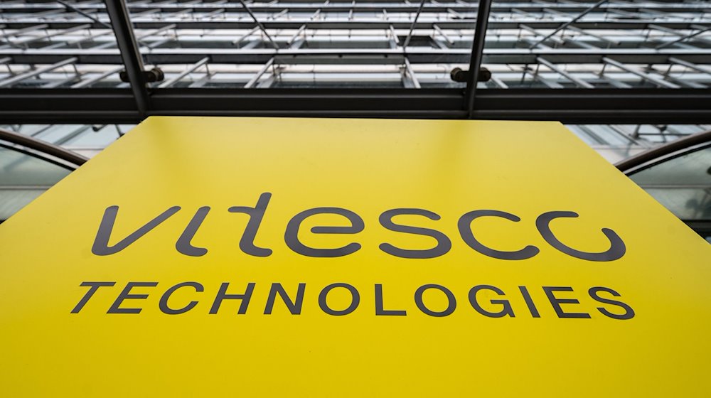 Der Schriftzug von Vitesco Technologies steht auf einem Schild vor dem Werksgelände. / Foto: Armin Weigel/dpa