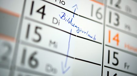 Auf einem Kalender ist der Schriftzug «Bildungsurlaub» zu sehen. / Foto: Daniel Naupold/dpa
