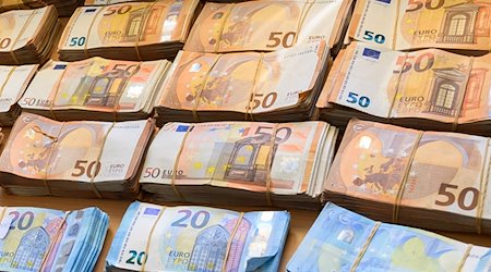 Euro-Banknoten liegen auf einem Tisch. / Foto: Silas Stein/dpa