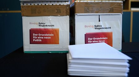 Cajas de cartón con documentos en un hotel de Berlín durante la ceremonia de fundación del partido "Bündnis Sahra Wagenknecht - für Vernunft und Gerechtigkeit" (BSW) / Foto: Bernd von Jutrczenka/dpa
