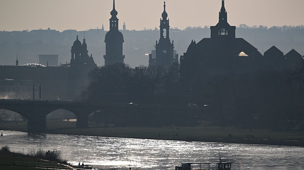 Eine Fähre der Dresdner Verkehrsbetriebe (DVB) fährt vom Stadtteil Johannstadt aus über die Elbe. / Foto: Robert Michael/dpa