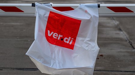"Verdi" puede leerse en un chaleco de huelga colgado en la barrera. / Foto: Klaus-Dietmar Gabbert/dpa
