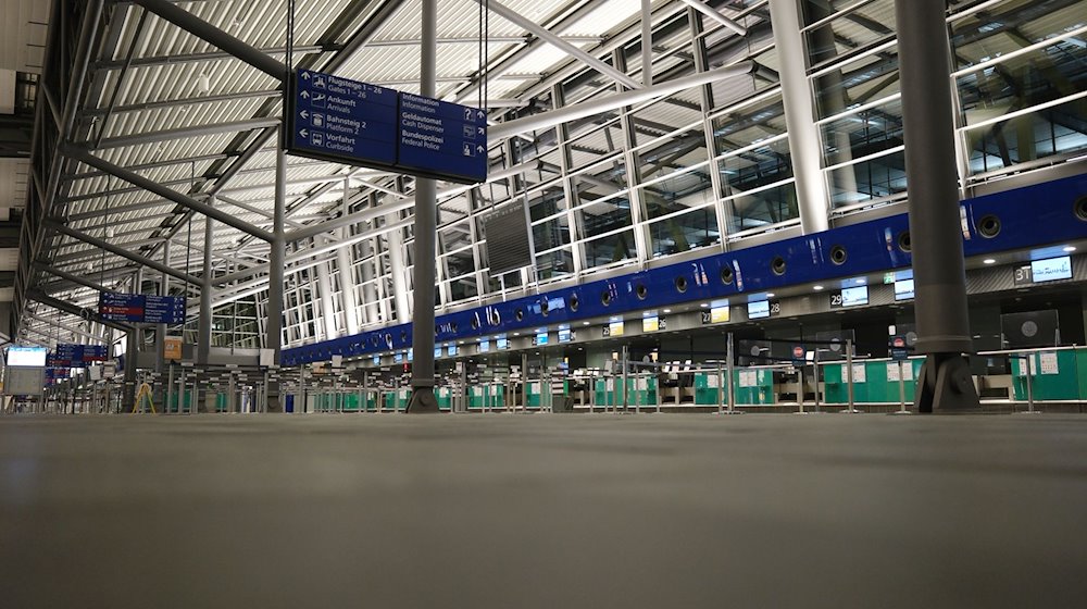 Eine leere Halle im Flughafen Leipzig-Halle. Beschäftigte der Mitteldeutschen Flughafen AG treten sind in einen 48-stündigen Warnstreik. / Foto: Sebastian Willnow/dpa