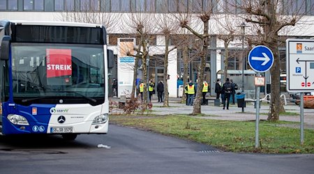 Busse mit Streikplakaten in der Windschutzscheibe und Busfahrer mit gelben Westen. / Foto: Laszlo Pinter/dpa
