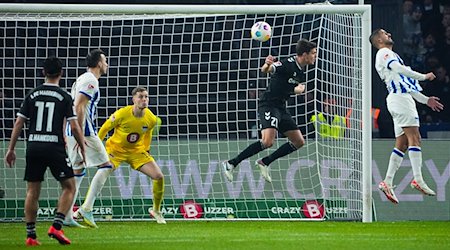 Тобіас Мюллер з Магдебурга (в центрі) забиває гол у компенсований час 2:2 / Фото: Soeren Stache/dpa