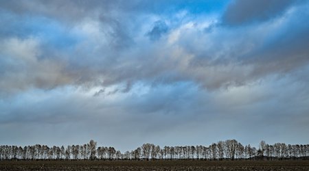 Wolken ziehen über die Landschaft. / Foto: Patrick Pleul/dpa