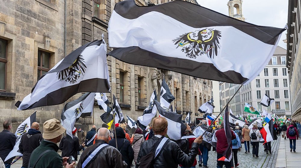 Mehrere hundert Teilnehmer einer Demonstration ziehen mit Flaggen vom Königreich Preußen durch die Dresdner Innenstadt. / Foto: Daniel Schäfer/dpa