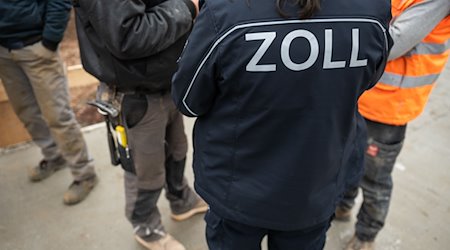 Mitarbeiter des Zolls führen Kontrolle zur Schwarzarbeit im Bauhaupt- und Baunebengewerbe durch. / Foto: Müller Thomas/dpa-Zentralbild/dpa