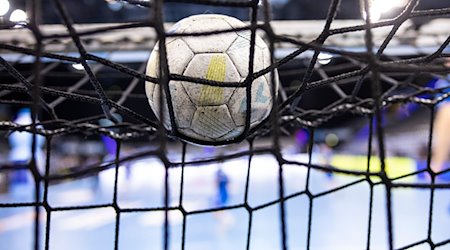 Ein Handball liegt auf einem Tornetz. / Foto: Tom Weller/dpa
