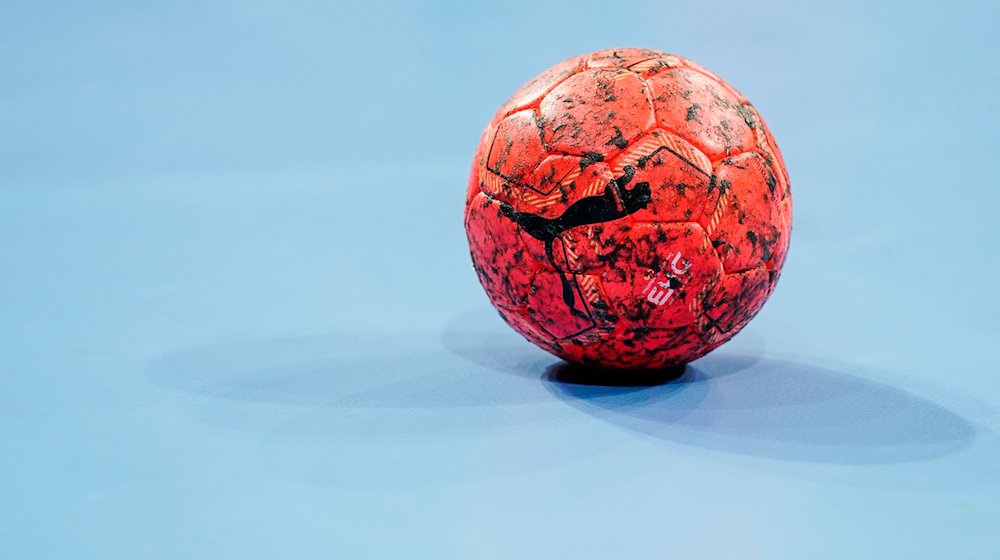 Der Spielball liegt auf dem Spielfeld. / Foto: Uwe Anspach/dpa