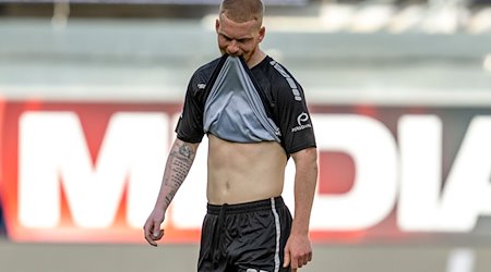 Paderborn's Kai Klefisch is disappointed after the final whistle. / Photo: David Inderlied/dpa