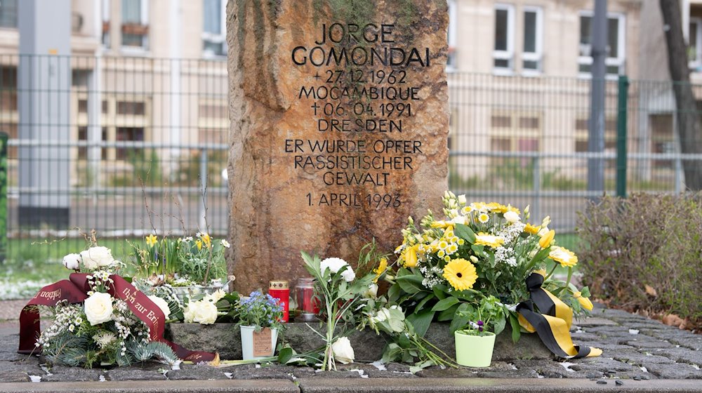 Flowers and candles lie or stand in front of a memorial stone for the Mozambican Jorge Gomondai / Photo: Sebastian Kahnert/dpa-Zentralbild/dpa