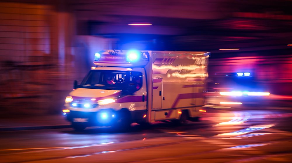 Ein Rettungswagen fährt mit Blaulicht zu einem Einsatz. / Foto: Robert Michael/dpa/Symbolbild