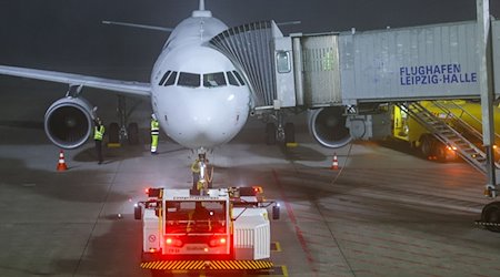 Eine Maschine der Lufthansa wird am Morgen auf dem Flughafen Leipzig-Halle für den Start vorbereitet. / Foto: Jan Woitas/dpa