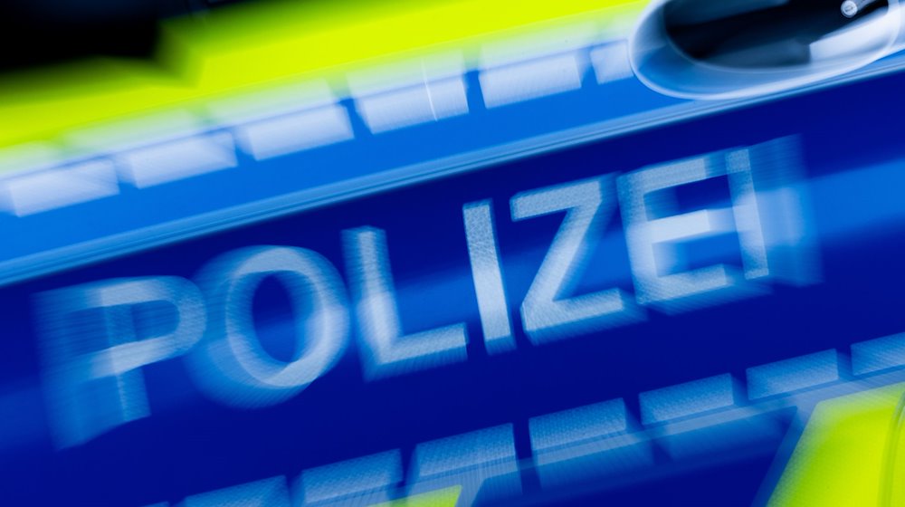 Der Schriftzug «Polizei» ist auf einem Einsatzfahrzeug zu sehen. / Foto: Rolf Vennenbernd/dpa/Symbolbild