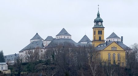 بصرية على قلعة أوغستوسبورغ وكنيسة المدينة. / صورة: سيباستيان فيلنو / دبا فوتو الكترونية / دبا