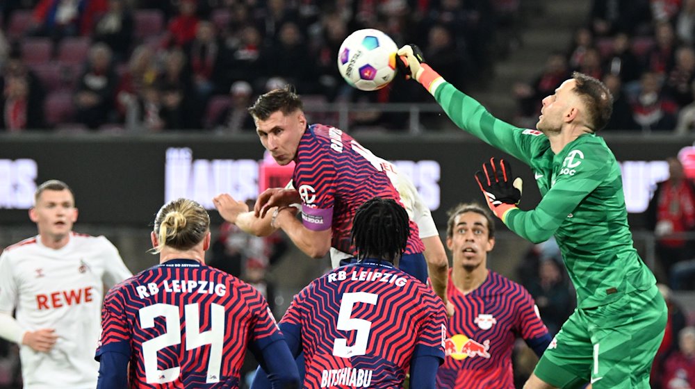 Leipzig goalkeeper Peter Gulacsi (r) saves the ball / Photo: Federico Gambarini/dpa