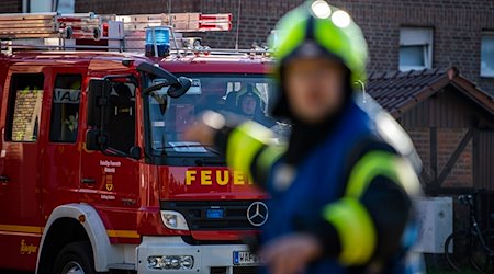 Ein Fahrzeug der Feuerwehr fährt an dem Einsatzort vor und wird vom Wehrführer eingewiesen. / Foto: David Inderlied/dpa/Symbolbild