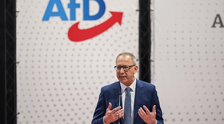Jörg Urban (AfD), presidente estatal, habla en la conferencia estatal del partido AfD en la Sachsenlandhalle / Foto: Jan Woitas/dpa