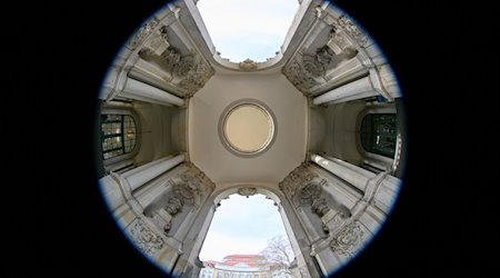 Blick aus der sogenannten Froschperspektive in den Portalpavillon unter dem Kronentor zum Dresdner Zwinger. / Foto: Robert Michael/dpa