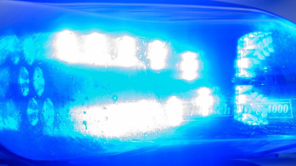 Blaulicht leuchtet auf einem Fahrzeug der Landespolizei Sachsen-Anhalt. / Foto: Klaus-Dietmar Gabbert/dpa