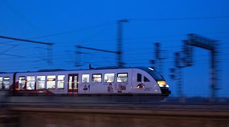 Ein Trilex-Zug der Länderbahn fährt nach Görlitz. / Foto: Sebastian Kahnert/dpa