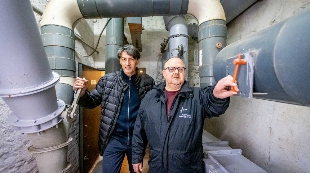 Relying on experiences to impart knowledge: Fortress director Dr. André Thieme (left) and curator Ingo Busse in the ventilation control center in the GDR civil defense bunker at Königstein Fortress, photo: Marko Förster/Festung Königstein gGmbH