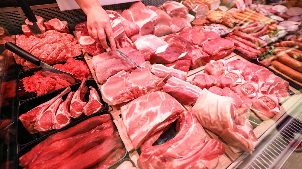 Свинина та яловичина на м'ясному прилавку в супермаркеті / Фото: Jan Woitas/dpa-Zentralbild/dpa